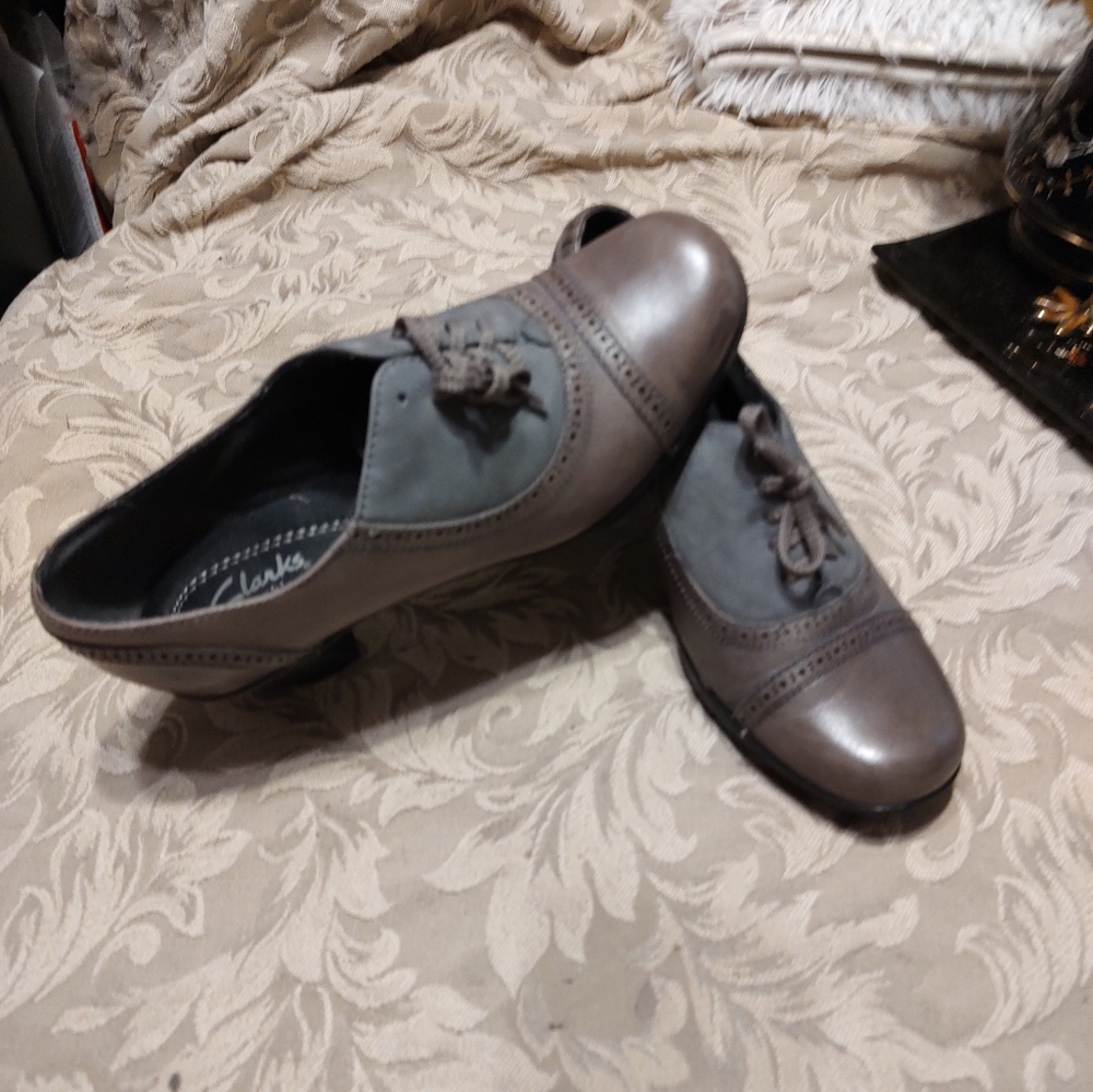 🩶Glorious Clarks Taupe & Graphite Leather Brogue Spectator Booties Heels - 7.5M - Picture 5 of 13